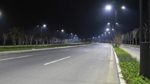 Via pública com iluminação viária de alto rendimento