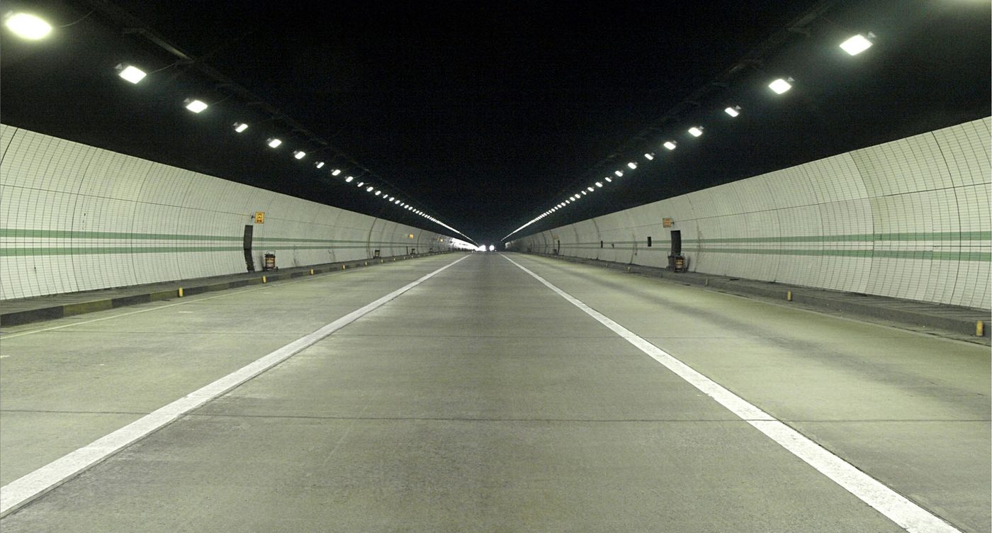 Túnel viário com iluminação de alta uniformidade