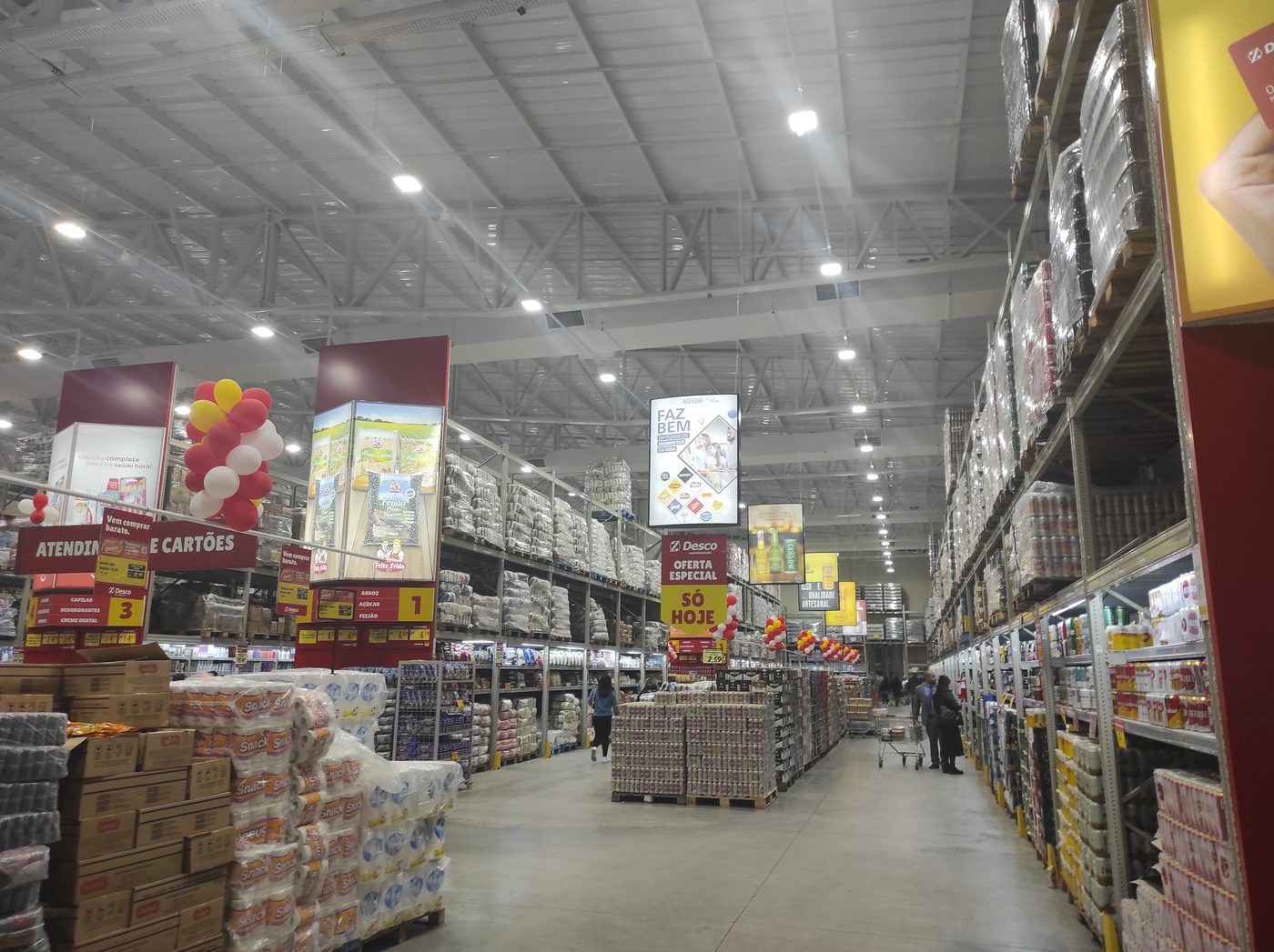 Loja de atacado com corredores amplos