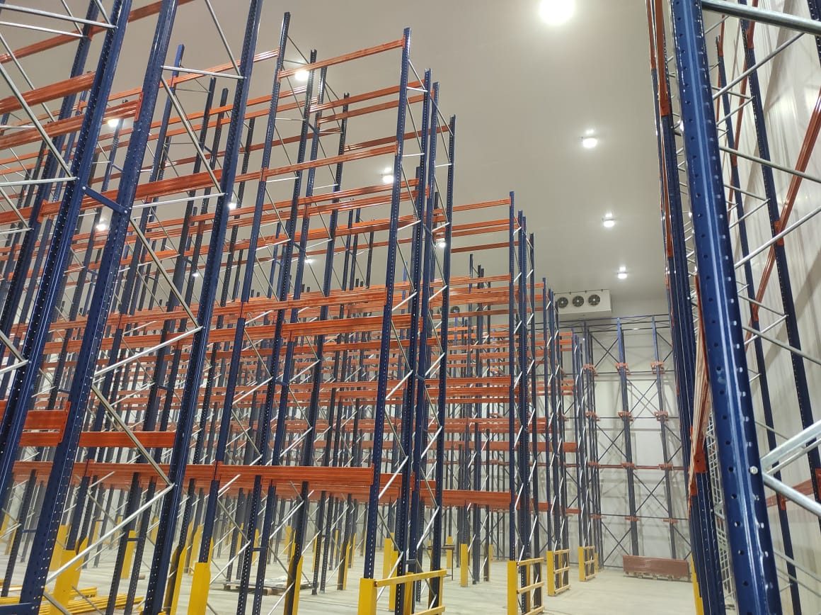 Estrutura de racks refrigerados em câmara fria