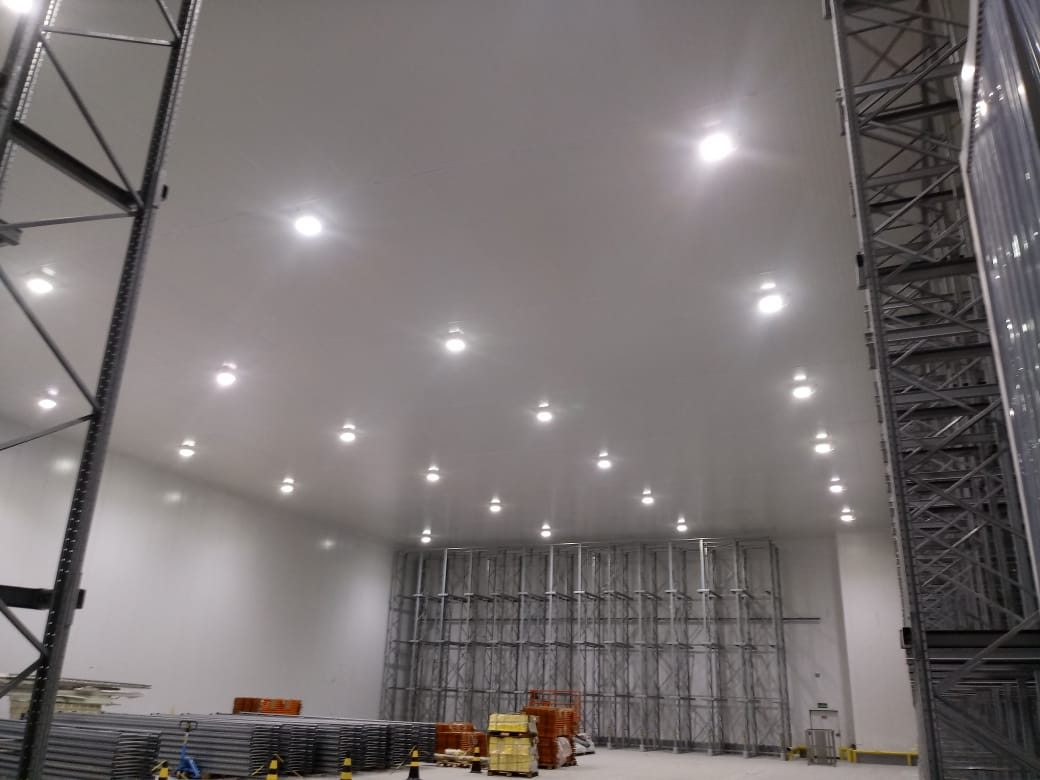 Corredor de câmara fria com iluminação própria