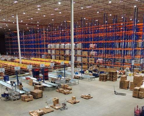 Centro logístico com operação e iluminação voltada à produtividade