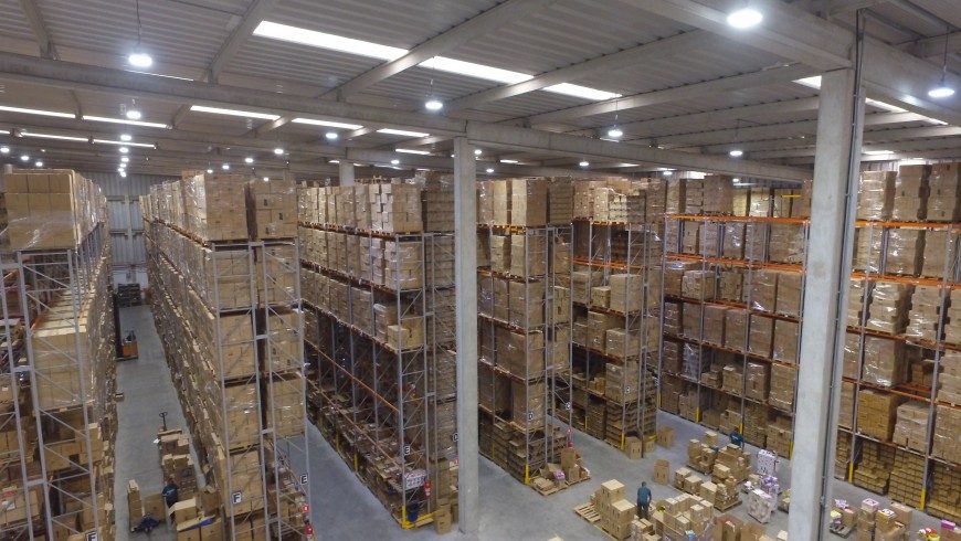 Centro logístico com armazenagem em múltiplos níveis