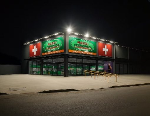 Loja de varejo com corredores iluminados