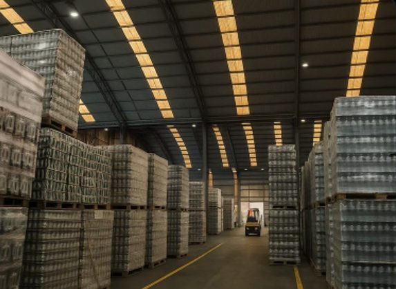Depósito de grande porte com iluminação industrial