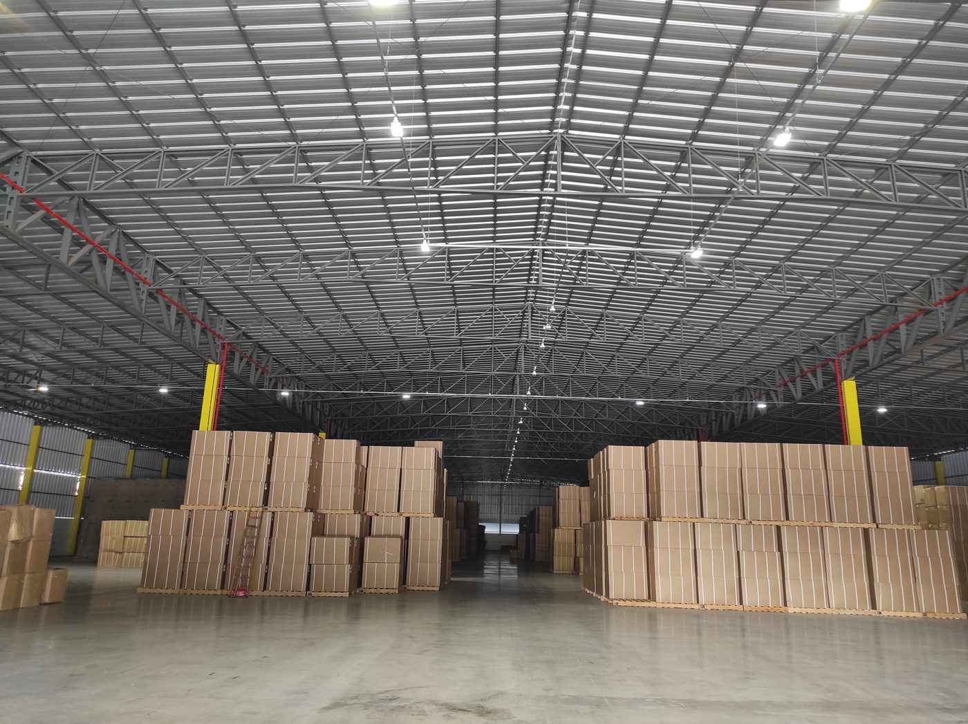 Depósito com pallets organizados sob iluminação uniforme