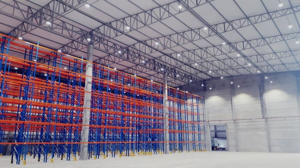 Centro de distribuição com estrutura porta-paletes
