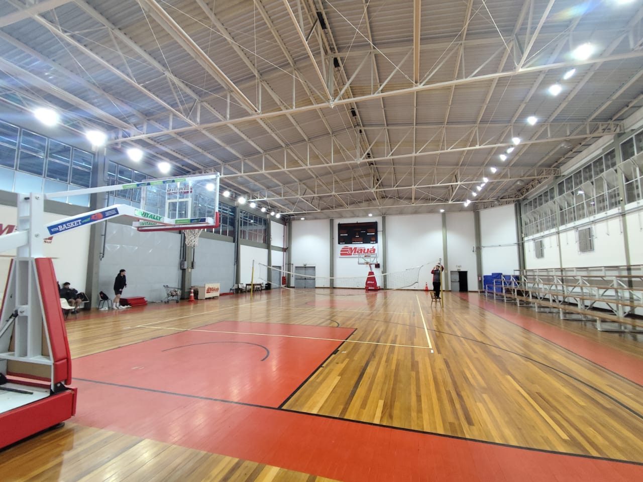 Ginásio poliesportivo com iluminação sem ofuscamento