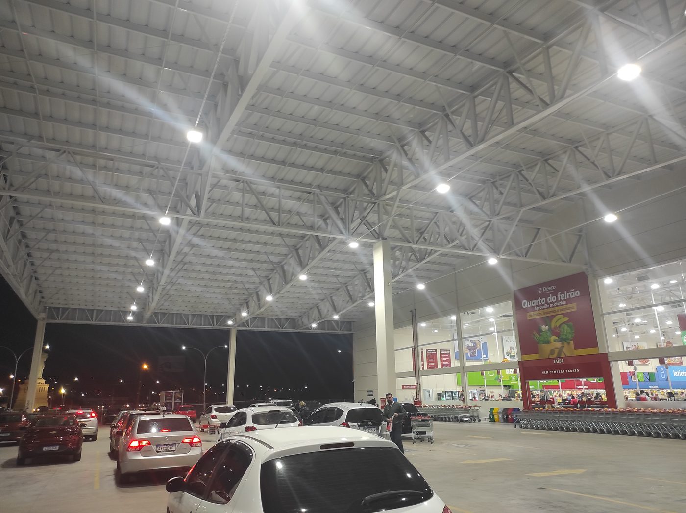 Estacionamento coberto com iluminação ampla