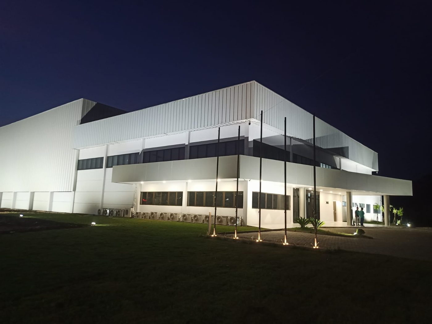Fachada de empresa com iluminação de destaque arquitetônico