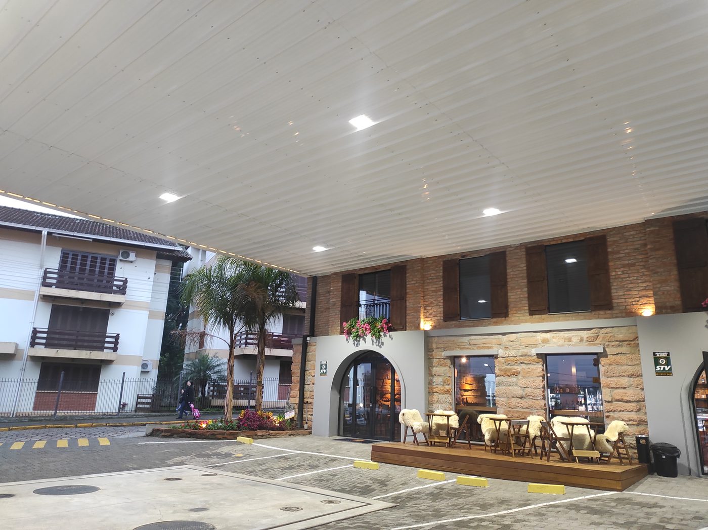 Fachada de hotel com iluminação de acolhimento