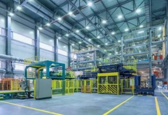 Galpão industrial com estrutura metálica e iluminação de alto pé-direito