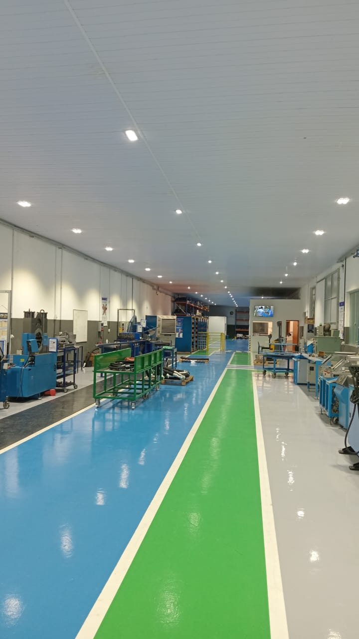 Ambiente industrial com iluminação uniforme