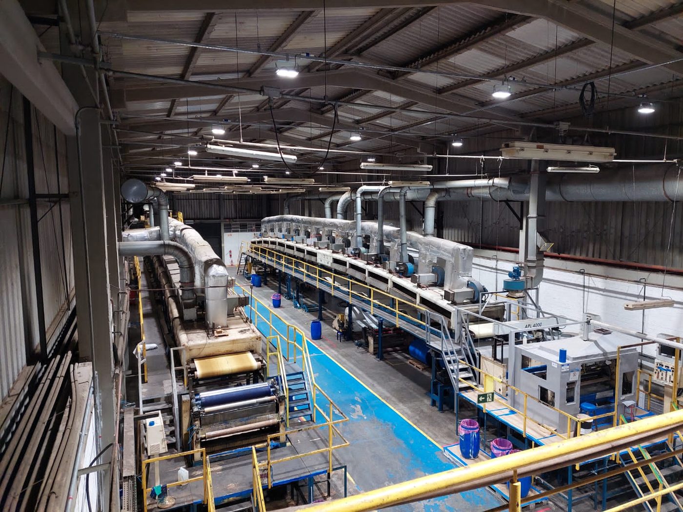 Linha de produção industrial com iluminação técnica