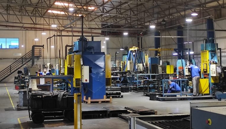Indústria com projeto de iluminação focado para pontos de trabalho em máquinas