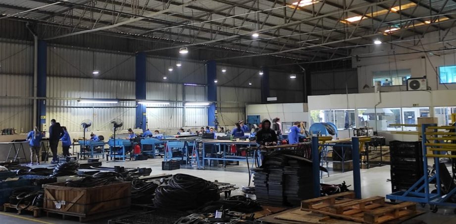Indústria com projeto de iluminação focado para pontos de trabalho