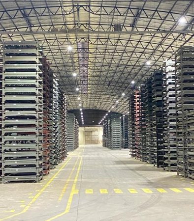 Galpão logístico com racks de estocagem verticais