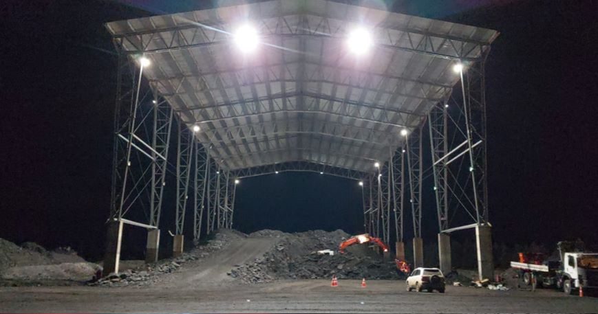 Mineradora com iluminação noturna resistente a intempéries