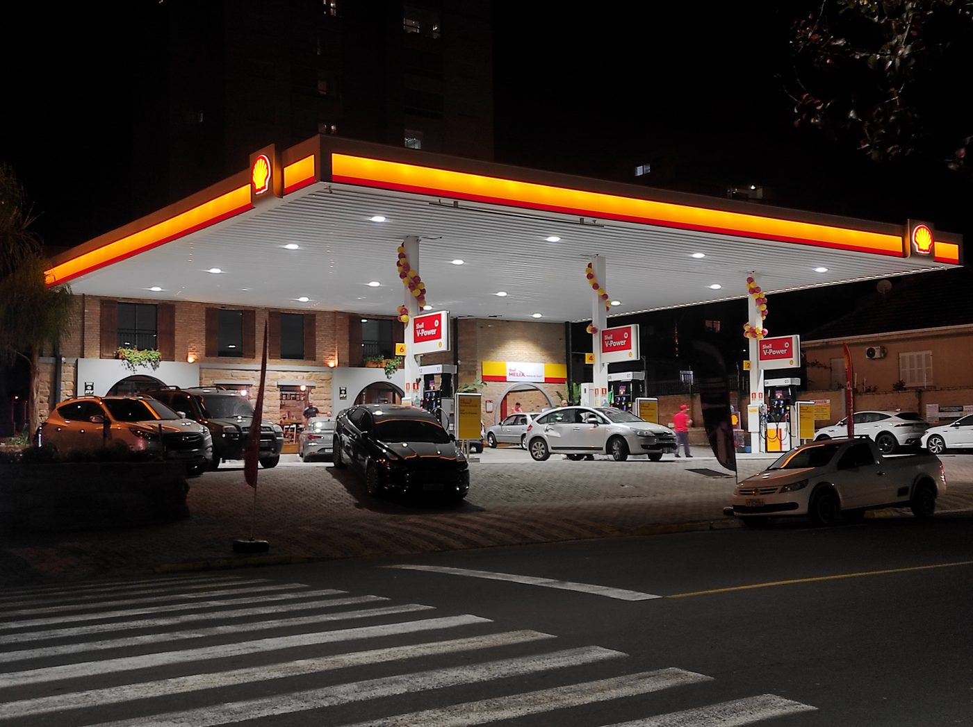 Posto de combustível com projeto para canopy