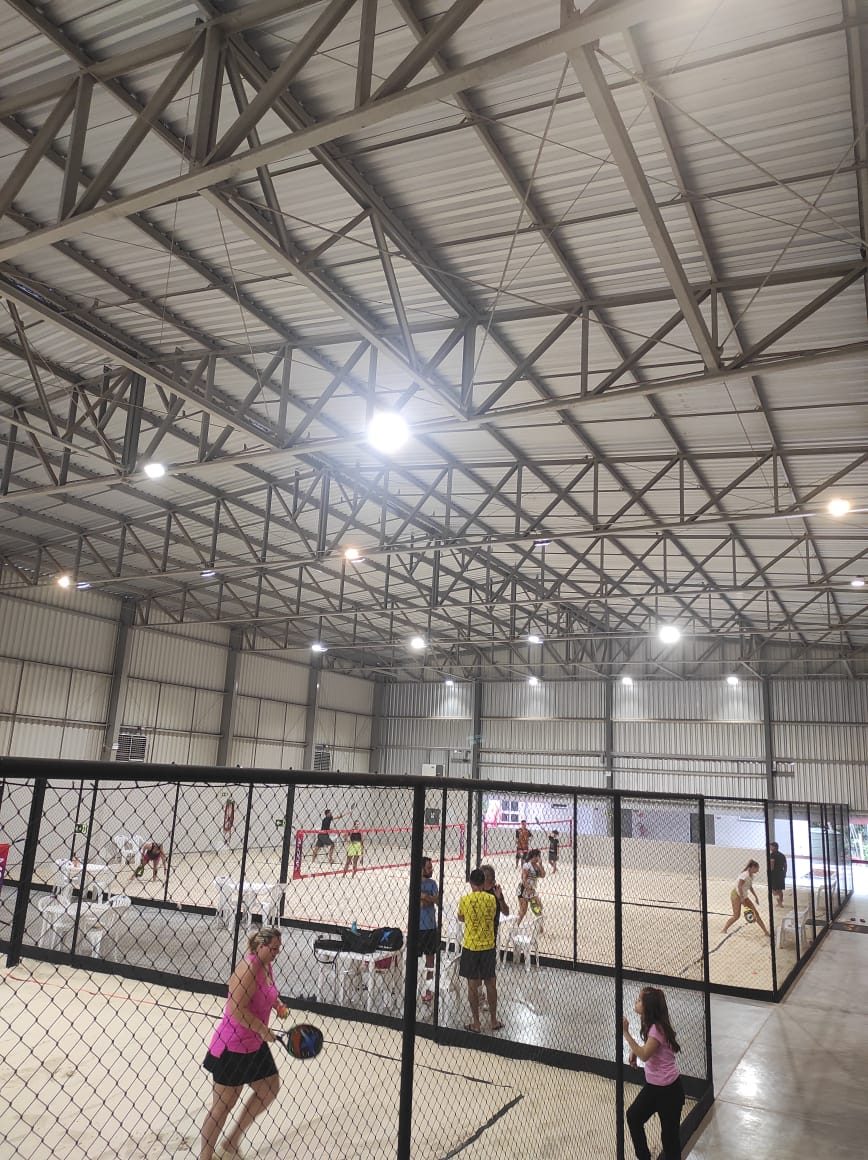 Arena de beach tennis coberta com iluminação uniforme