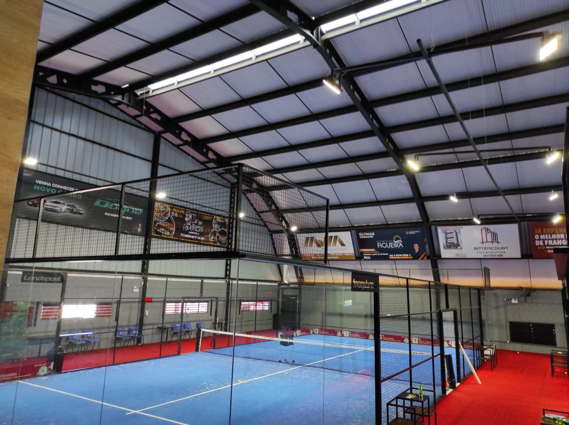 Quadra de padel coberta com iluminação sem ofuscamento